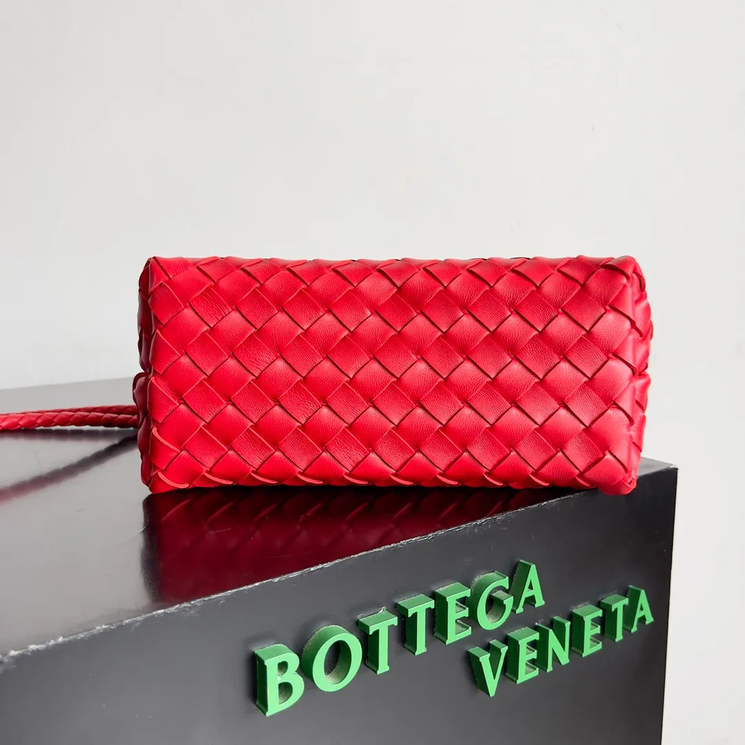 The 2023 new Andiamo batch of 1860 BV has been shipped‼ ️Really popular🔥The new Andiamo woven handbag launched by Bottega Veneta this season is really popular all over the world! ! Celebrities at home and abroad have worn it, and Oscar-winning actress Michelle Yeoh has taken it out on the street. Song Jia, Trai Yara, Yu Feihong, Sanji Ayaka, Rosie Hunting-Whiteley, Yoshioka Riho, etc. have all picked up this bag. It is classic and versatile, showing off its temperament, and the bag capacity is also large, which is very convenient for daily commuting! ! A variety of carrying methods, the shoulder straps can be adjusted by yourself, the original lambskin feels soft and delicate, and the neutral style is made to break gender boundaries and bring a more practical and longer-lasting use experience. Andiamo, which has both elegant and casual styles, perfectly interprets the true appearance of "fashionable old money style". Style number: 743568 Size: 25*22*10.5cm